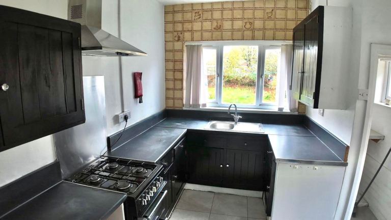 En-suite double room including bills for single occupancy Postcode LU3 1DJ