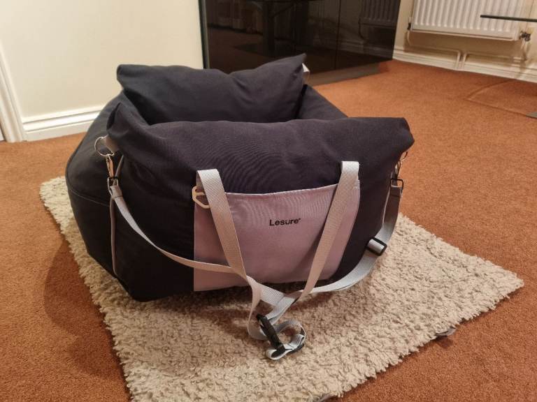 Small Dog Car Seat / Travel Bed – Up to 11.3kg – Like New