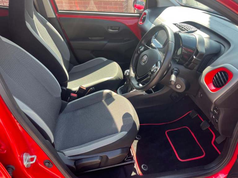 TOYOTA AYGO 1.0 VVT-i x-trend in Super Red 2021