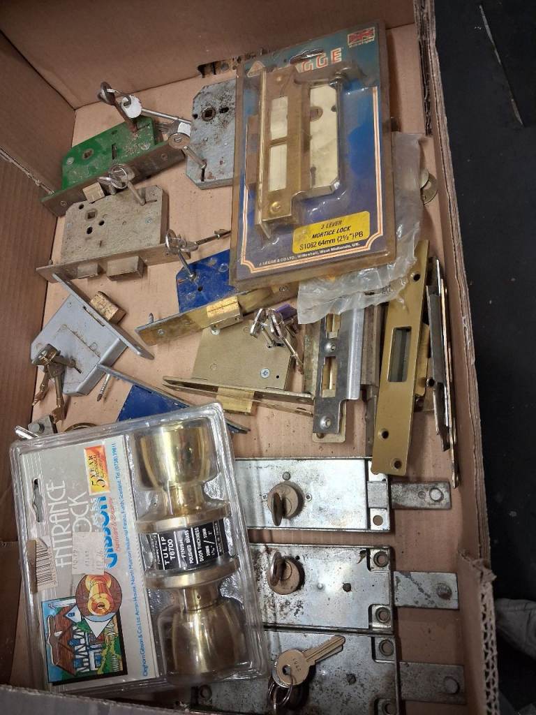 Job lot of mainly used locks 