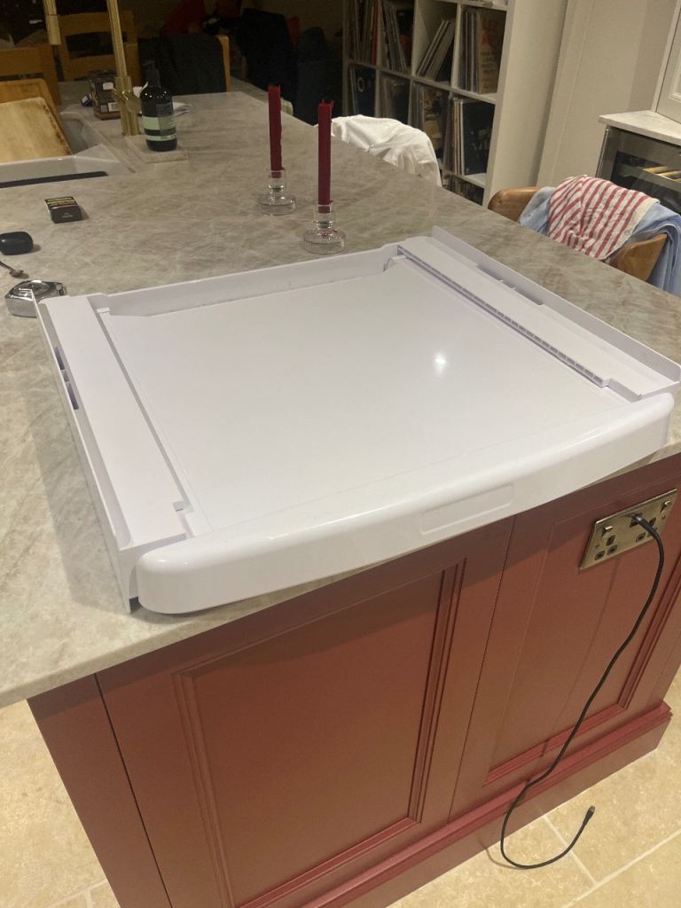 Washing machine tumble dryer stacking shelf