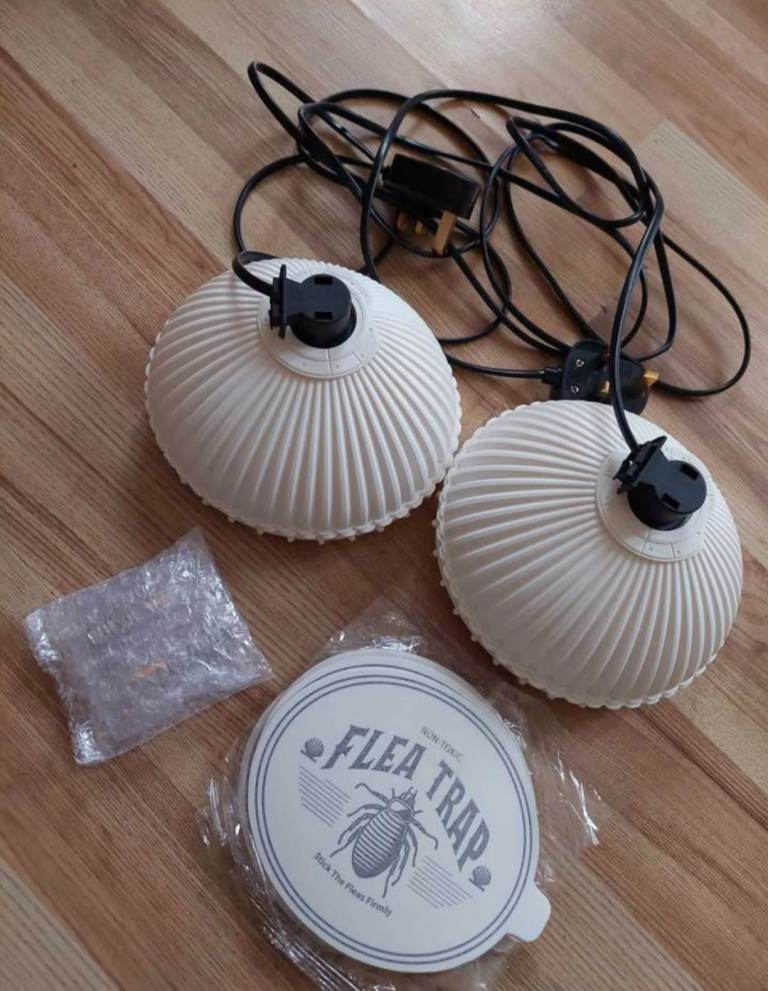 Flea and bed bug traps catcher with 4 bulbs and 10 stickers. Safe for family, animals