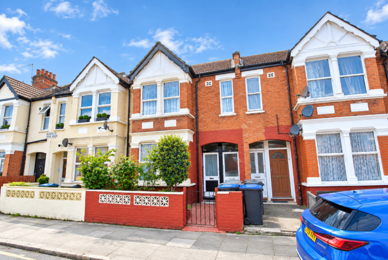 Three bedroom maisonette with garden to rent in Harlesden