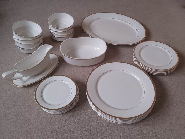 Spode Golden Eternity 35-piece Bone China Dinner Service 
