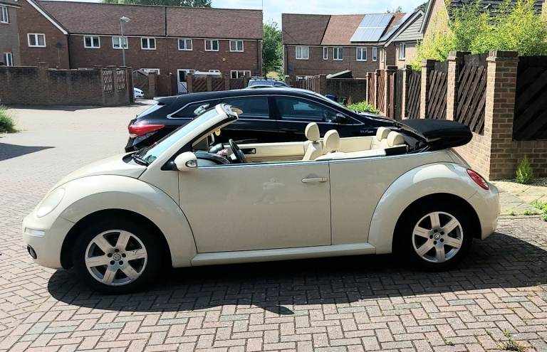 Volkswagen Beetle 1.6 Luna Convertible 