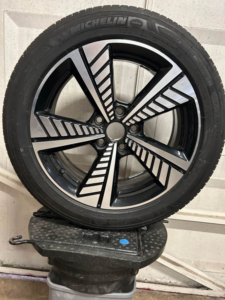 MG Alloy Wheel and Tyre