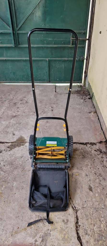 Manual Push Lawn Mower with Grass Collector