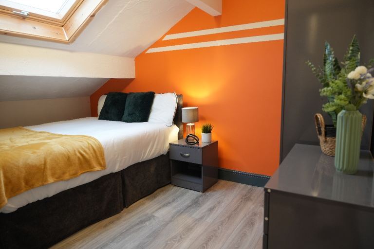 Stylish En-Suite Rooms Available NOW!
