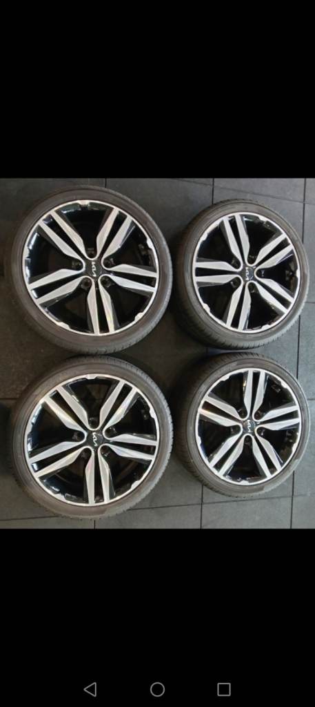 Excellent 18 inch alloy wheels & almost new tyres (6mm tread). Alloy wheels, 18 inch tyres 