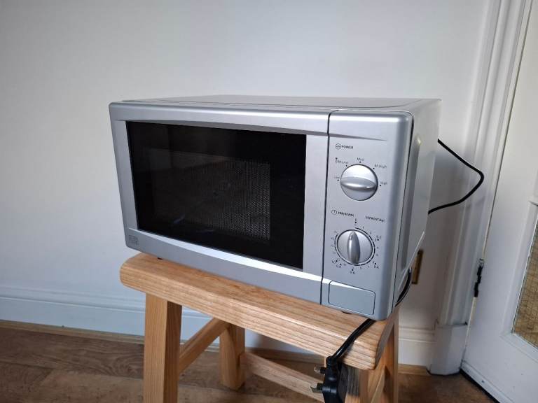 George Home 700W Microwave – Silver, Good Condition