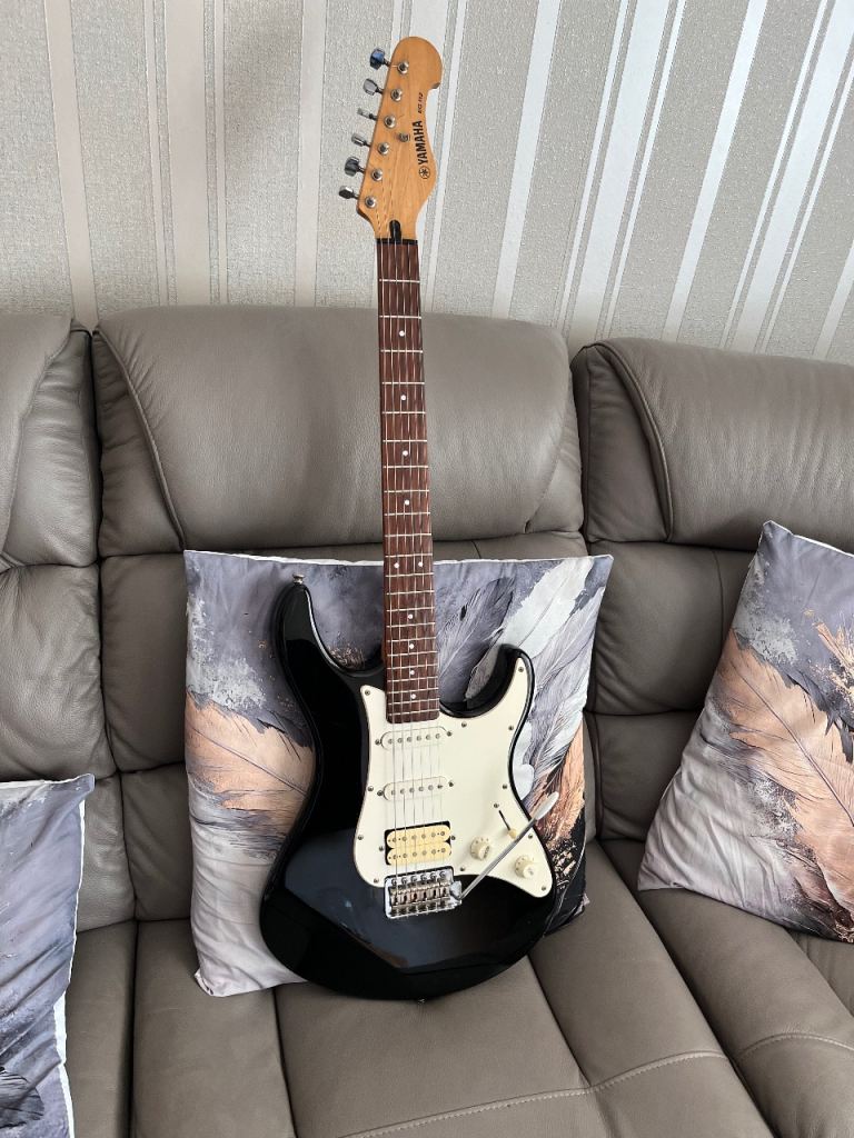 Yamaha EG112 guitar 