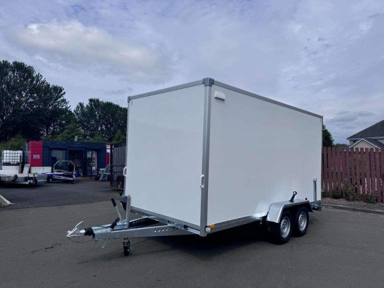 BRAND NEW 400CM X 200CM X 200CM TWIN AXLE BOX TRAILER WITH BARN DOORS 2700KG BRAKED