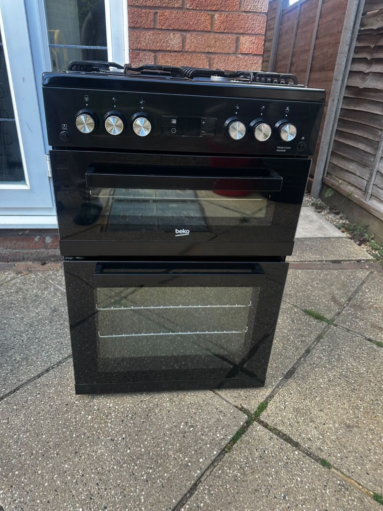 With 12 months warranty 👍 Black Gas Cooker with Double Oven – As Good as new Condition