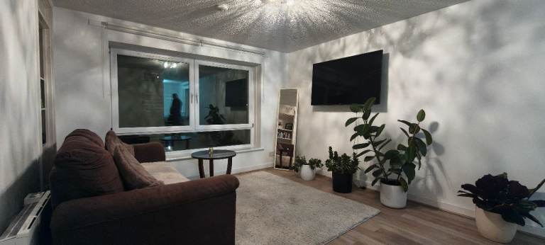 Spacious, renovated 2 bedroom flat, part furnished KY11 4JQ