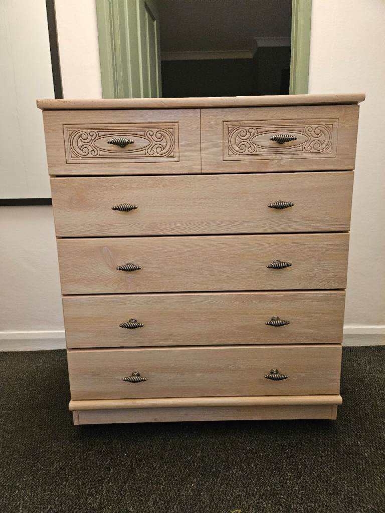 Chest of drawers