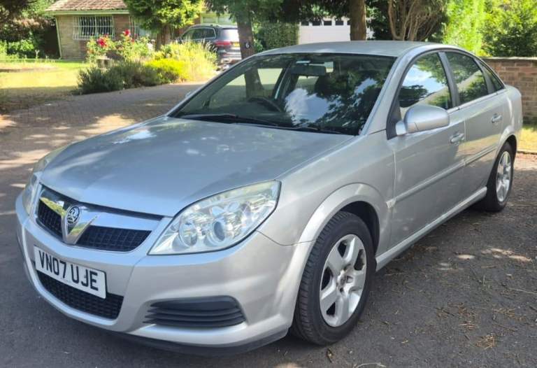 1 Pre owner. Cam-belt replaced - Excellent service history. MOT:1/2/27. Vauxhall Vectra Exclusiv 1.8