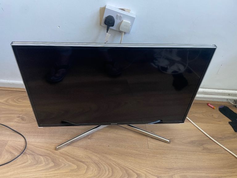 For sale Old smart 32 inch Samsung Tv   Used condition has Netflix and YouTube with remote 