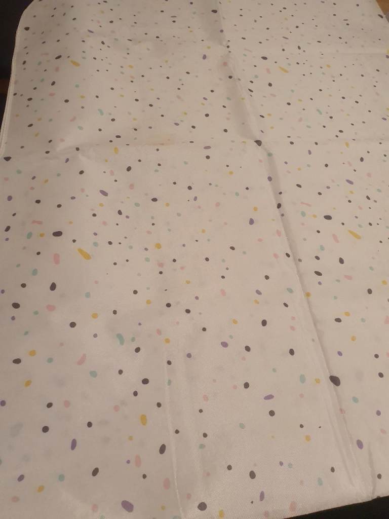 White tablecloth wipe and clean 