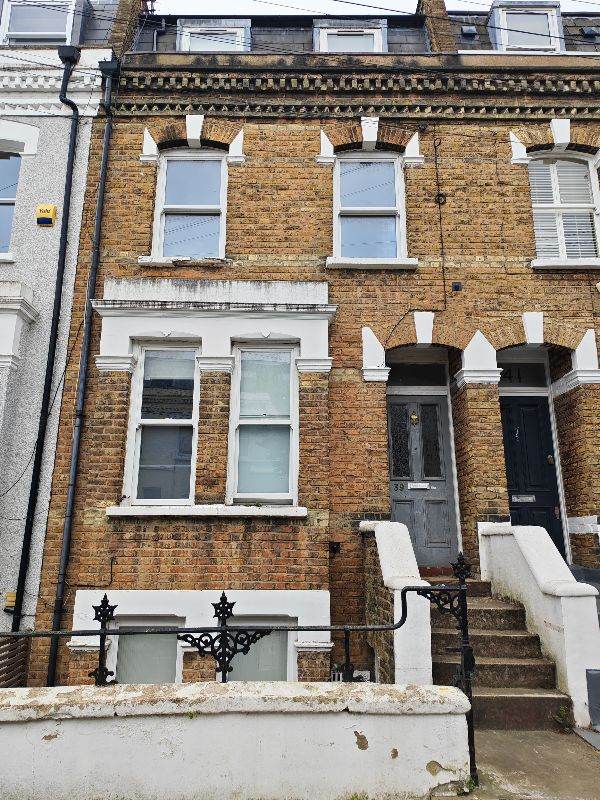 2/3 BED SPLIT LEVEL FLAT IN EXCELLENT LOCATION