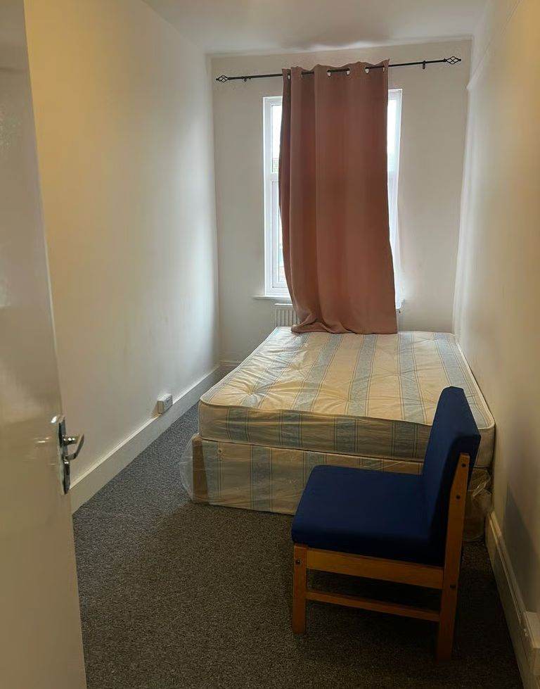 image for Double Room to let in Southall, Working professional, Couple only £800 p/m including bills