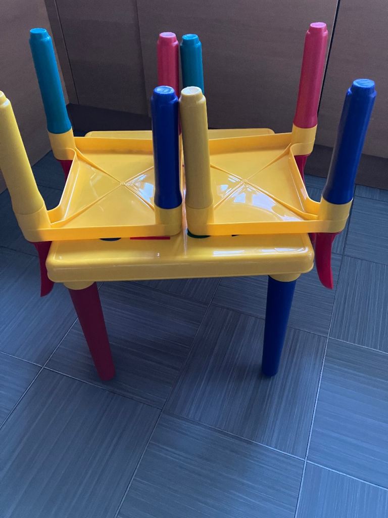 Kids lightweight table with two chairs