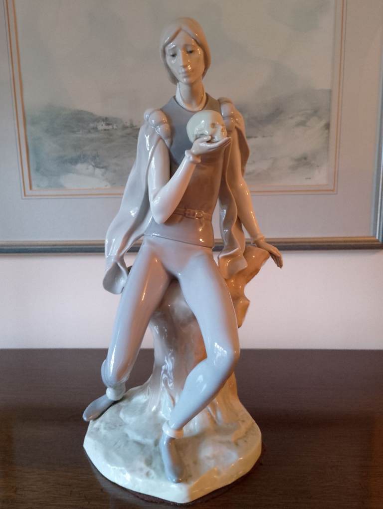 Hamlet Holding Yorick's Skull Rare Lladro 16" Figurine