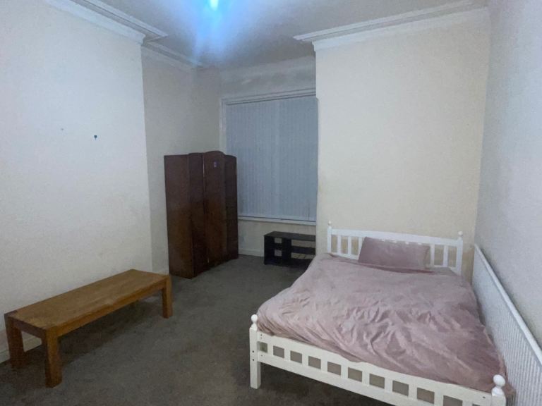 LARGE ROOM TO LET