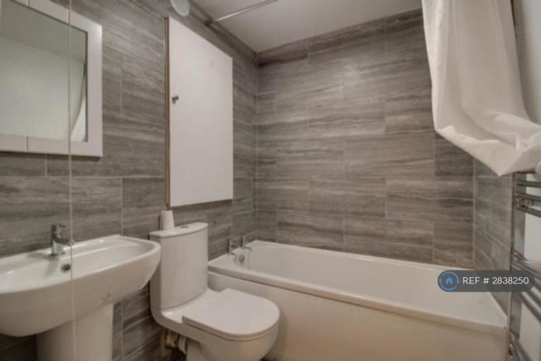 3 bedroom flat in Moss House Close, Birmingham, B15 (3 bed) (#2838250)
