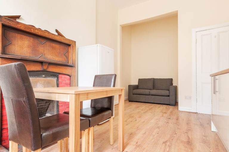 Bright and charming, main door, 2-bedroom, ground flat in Newhaven available June