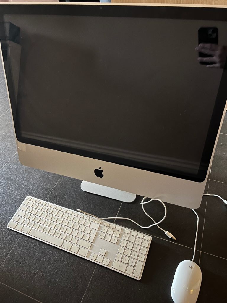 Apple iMac 24” Early 2009 – Very Good Condition
