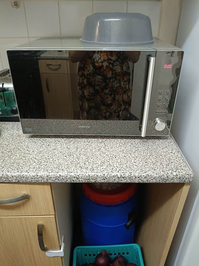 Russell Hobbs Microwave Oven with grill– Silver, Good Condition