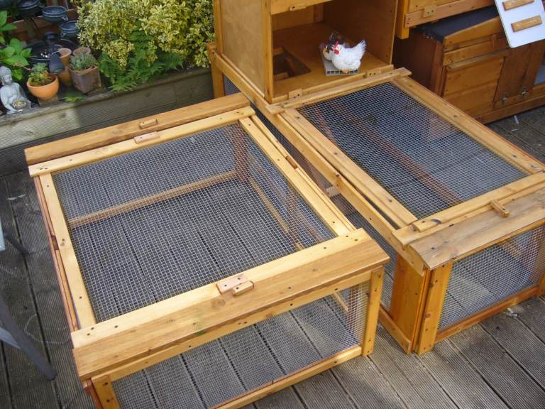 X3RABBIT HUTCH ROBUST   NON ROTT BASE  12120 WIDE £45  WALK IN MESH S 6X3FT £30 EACH  SHOWROOM     