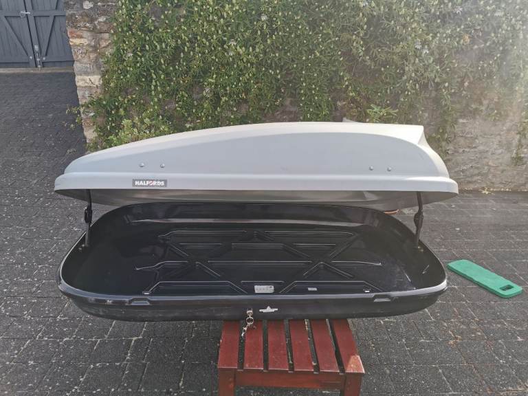 Halfords 320 ltr. roofbox