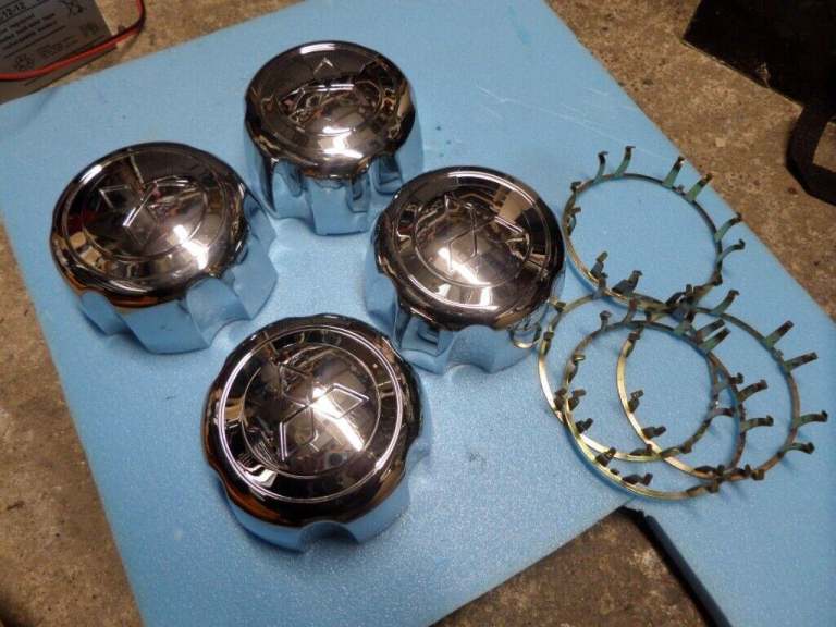 Mitsubishi shogun/pajero alloy wheel centre caps and retainer rings