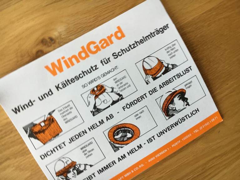 WIND PROTECTOR AND 1 PAIR THERMAL GLOVES