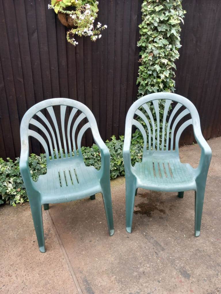 GREEN STACKABLE STURDY PLASTIC GARDEN CHAIRS x 2 
