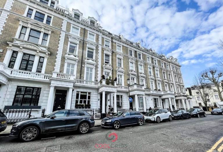 Single bedsit located on the quiet street in the heart of Notting Hill, Linden Gardens, W2.-Ref: 27