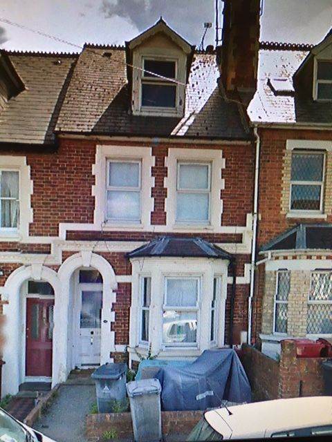 second floor flat in reading has double bedroom and open plan kitchen dining room, private wc 