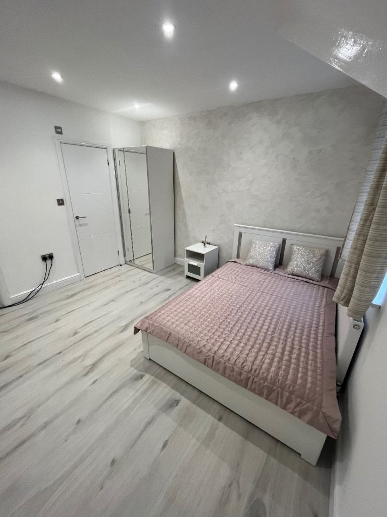 Extra large double bedroom ensuite 