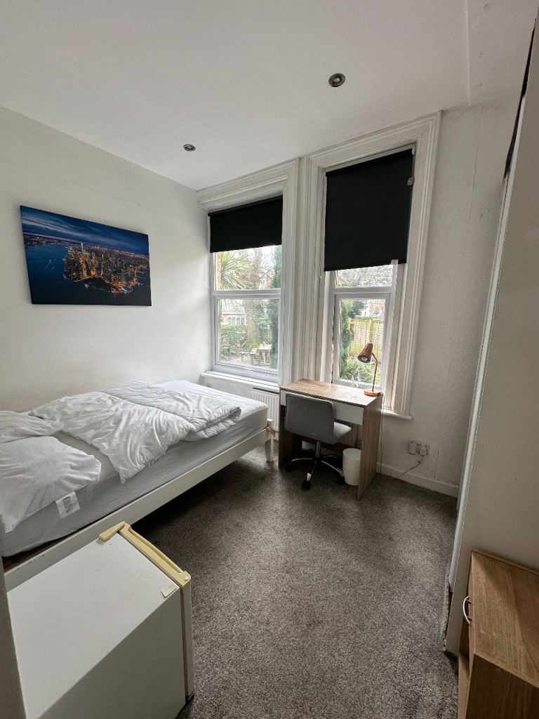 Ensuite room in west Cliff Bournemouth 