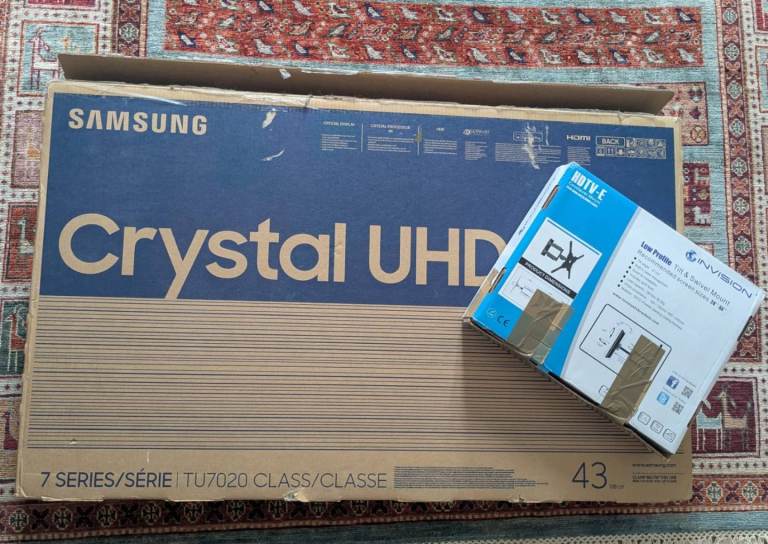 Samsung 43" Crystal UHD Smart TV and Wall Mount