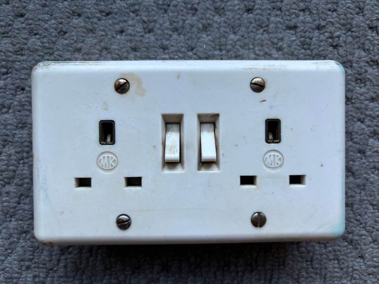 Vintage MK Switched Double UK Plug Socket 60's 70's Solid Quality 4 Screw