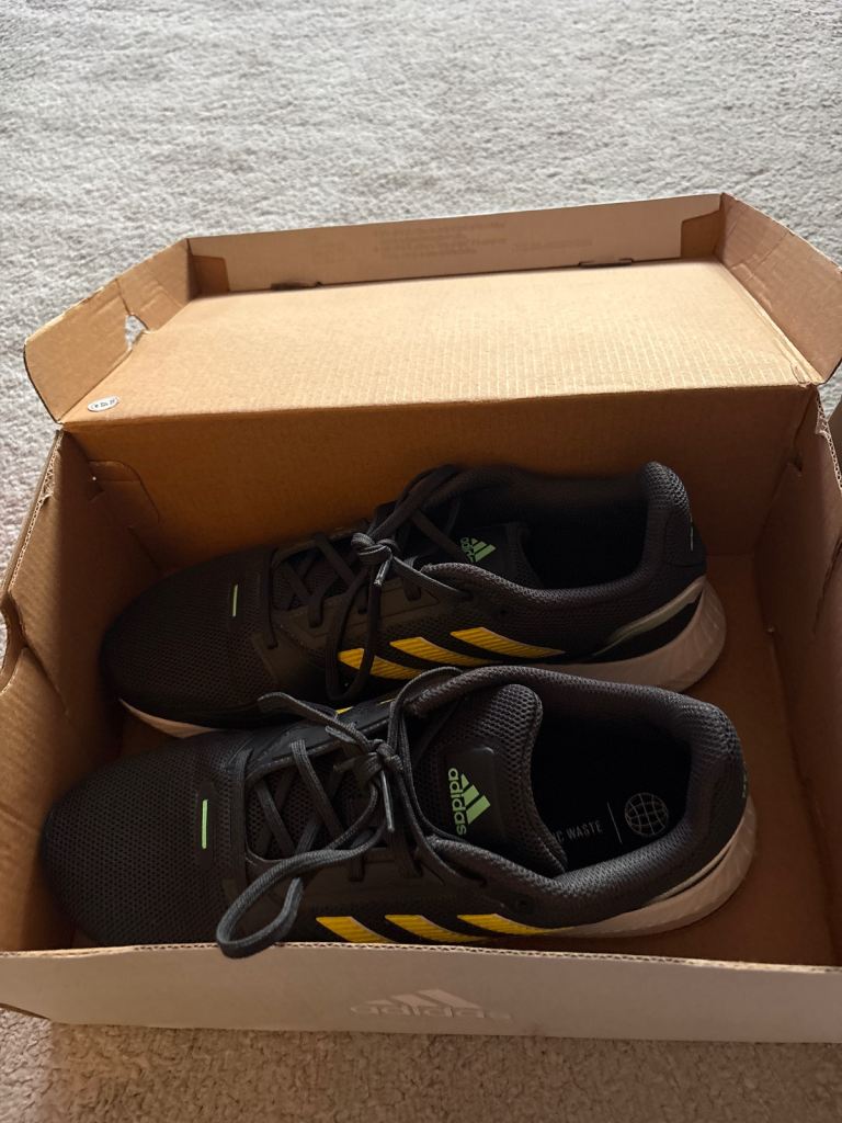 Men’s adidas trainers size 8 NEW