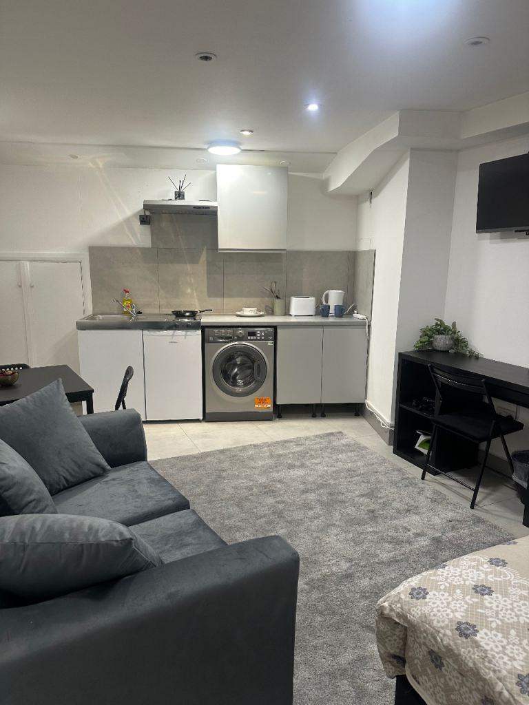 🔥 Prime Investment Opportunity – Block of 5 Studio Flats in Purley High Street!