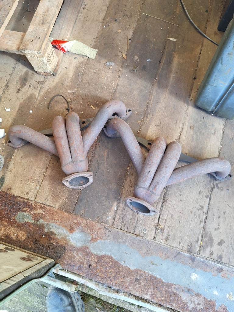 V8 Chevy exhaust manifolds 