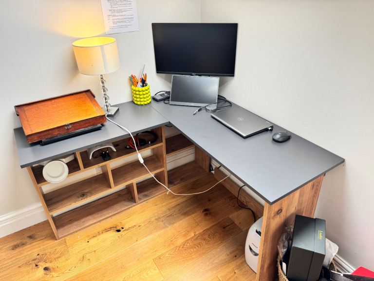 Corner desk 