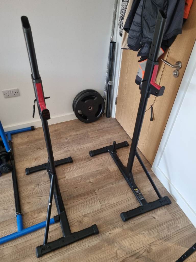 Barbell rack with adjustable height 