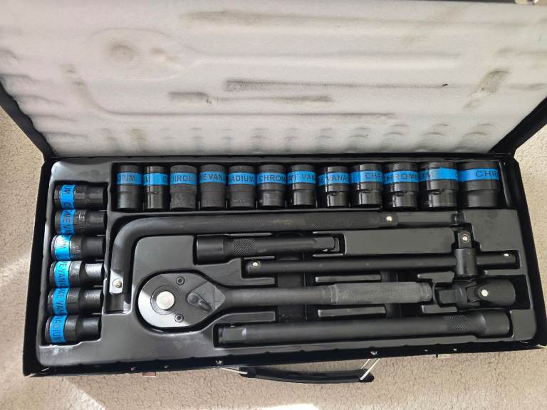 Brand new 24 piece 1/2: drive Chrome vanadium socket set