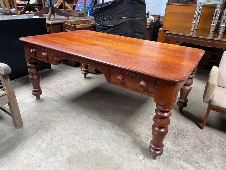 A LARGE VICTORIAN MAHOGANY WRITING /LIBRARY DESK TABLE TWIN DRAWER WITH TURNED BALUSTER LEGS ,