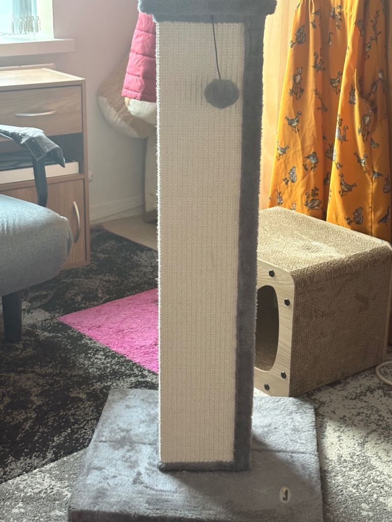 Large cat scratching post 